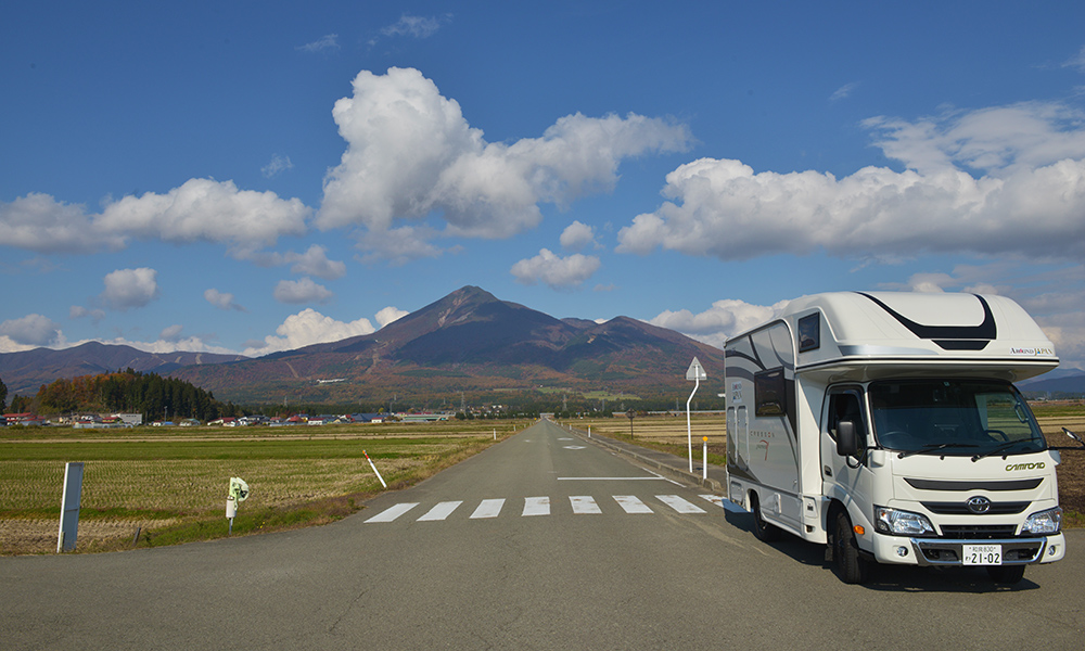 磐梯山を背景に